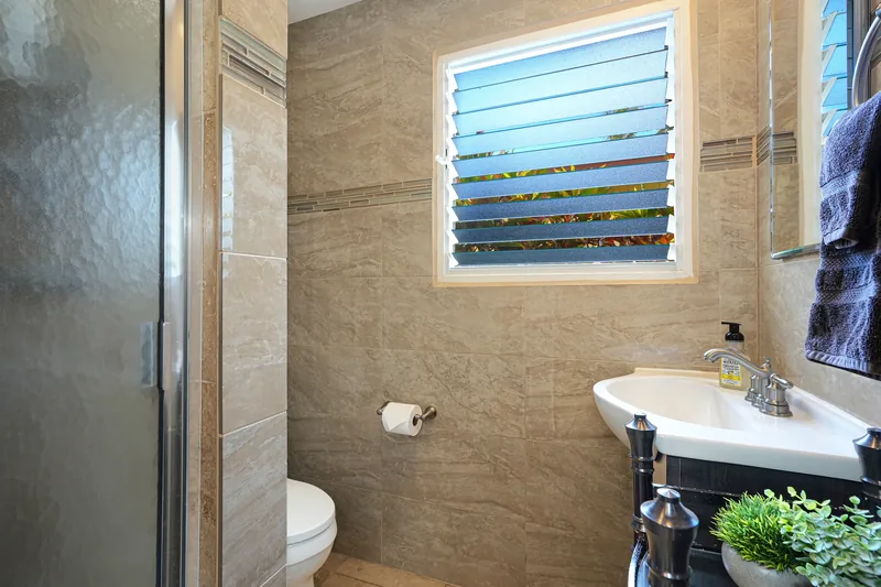 Ensuite bathroom at Fern Grotto Inn, Kapaa, Kauai